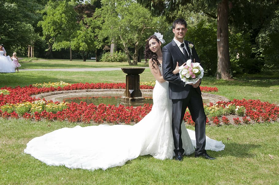 couple on outdoors, photo shoot, park, sun, flowers, bridal bouquet, HD wallpaper