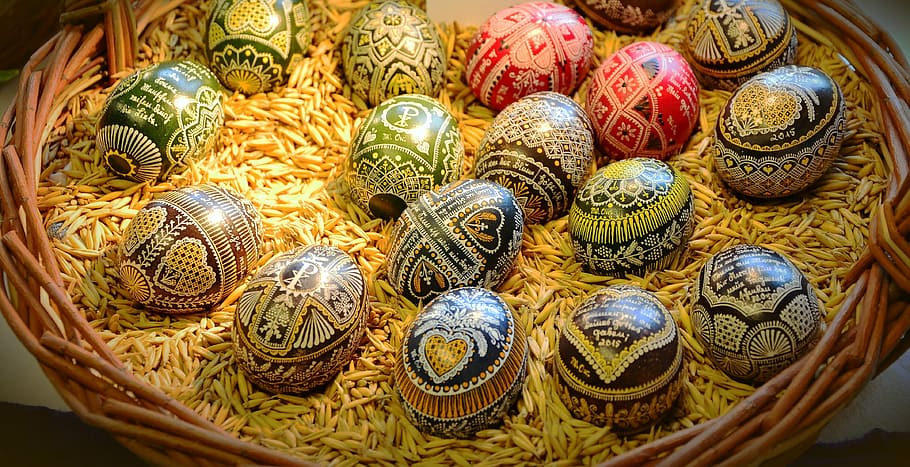basket of Easter eggs, customs, wax technique, painted, tradition HD wallpaper