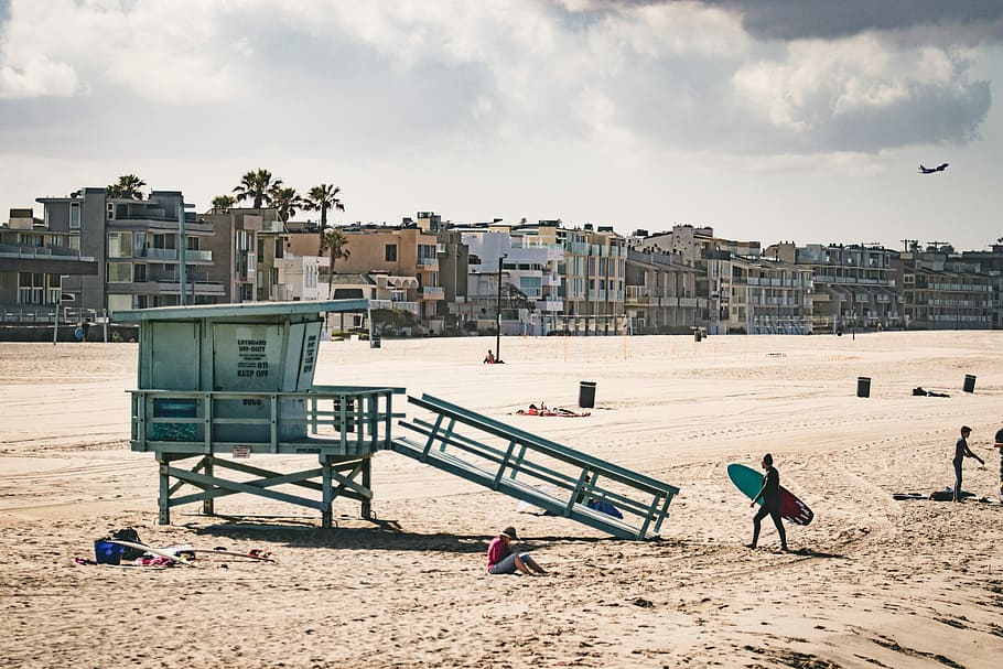 group of people near lifeguard house at beach, people on seashore HD wallpaper