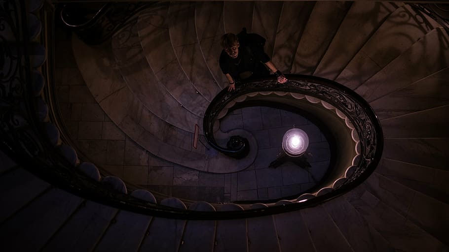 man holding stairway handle and looking up, ladder, peter, model HD wallpaper