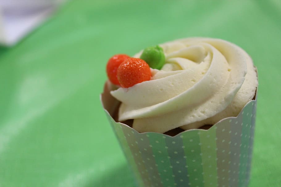 macroshot of ice cream, red, flower, cake, cupcake, dessert HD wallpaper