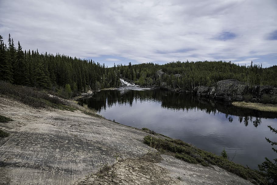 Landscape of the Cameron River with the waterfall in the distance on the Ingraham Trail, HD wallpaper