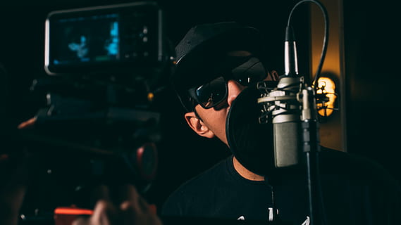 man standing on pop filter and condenser microphone, black HD wallpaper