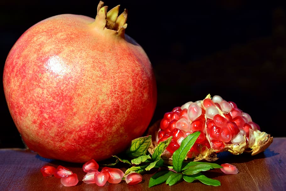 red pomegranate fruit, seeds, healthy, delicious, vitamins HD wallpaper
