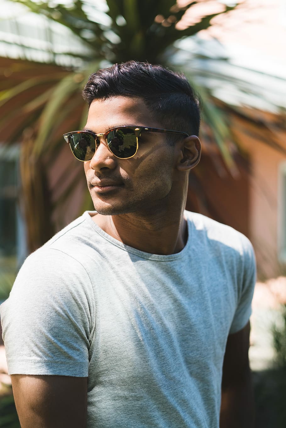 man wearing white crew-neck shirt and sunglasses, wall, pink HD wallpaper