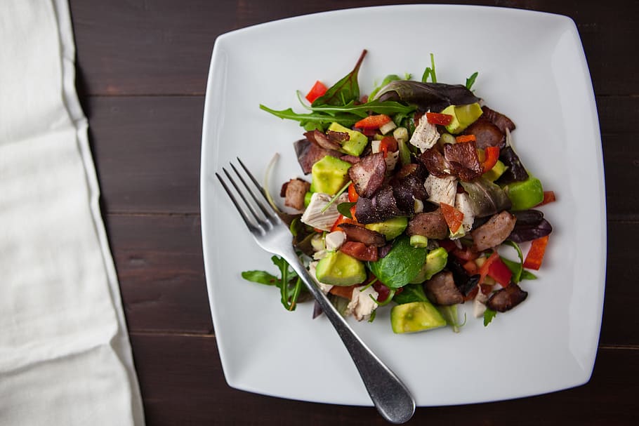 Bacon avocado salad with added chicken, mixed peppers and champagne vinaigrette, HD wallpaper