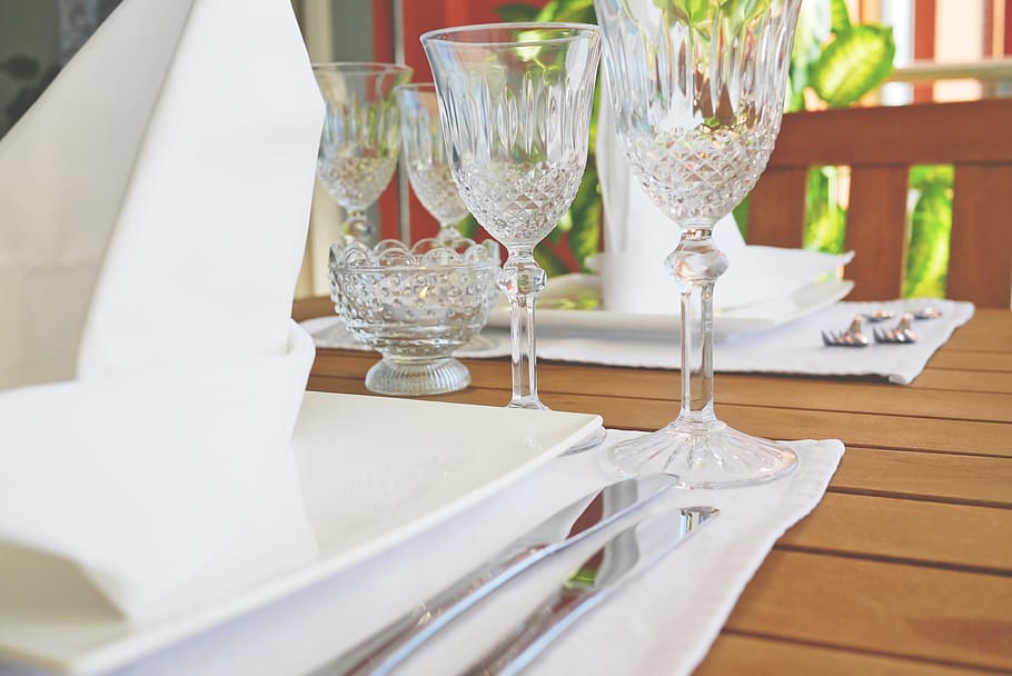 plate, knife, fork and drinking glasses on table, gedeckter table HD wallpaper