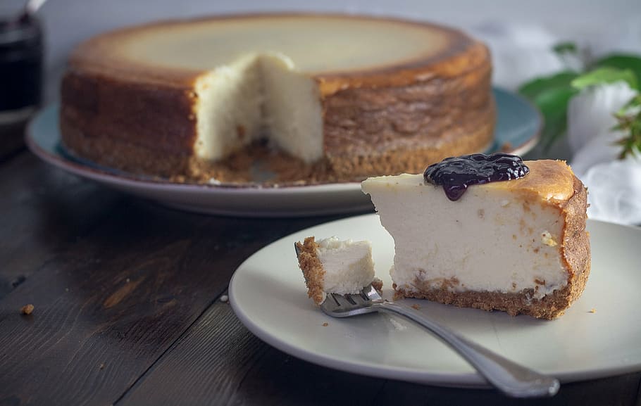 blueberry cake in white ceramic plate, cheesecake, table, dessert HD wallpaper
