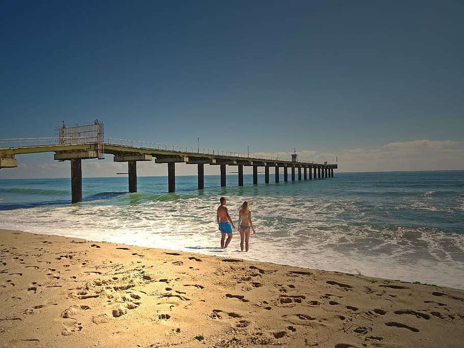 sand, couple, bridge, beach, vacation, beach couple, holiday HD wallpaper