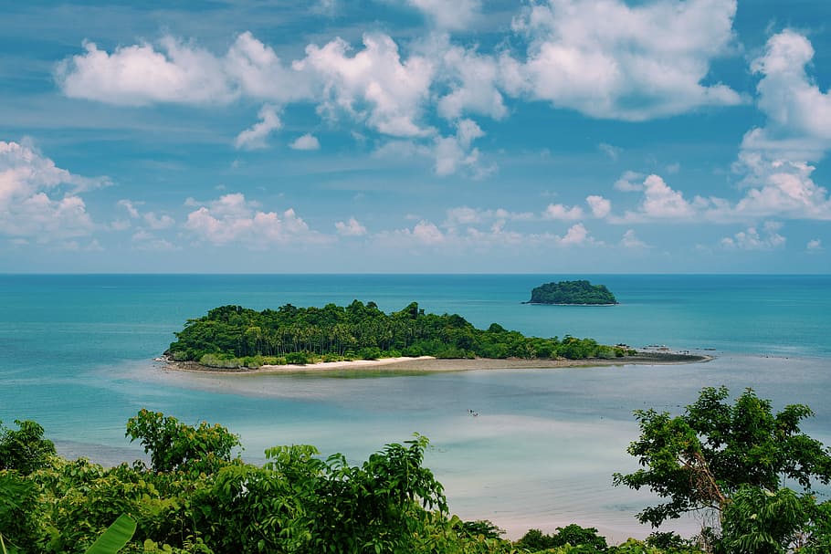 tree-covered islands during daytime aerial photo, island with trees surrounded by ocean during daytime HD wallpaper