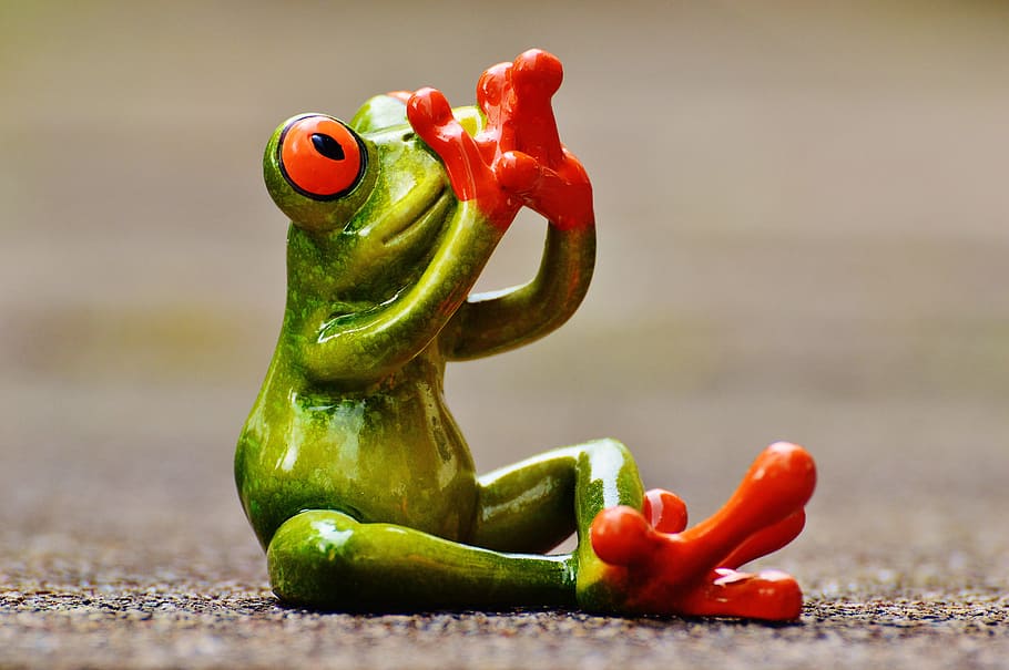 sitting green and red ceramic frog on gray concrete pavement, HD wallpaper