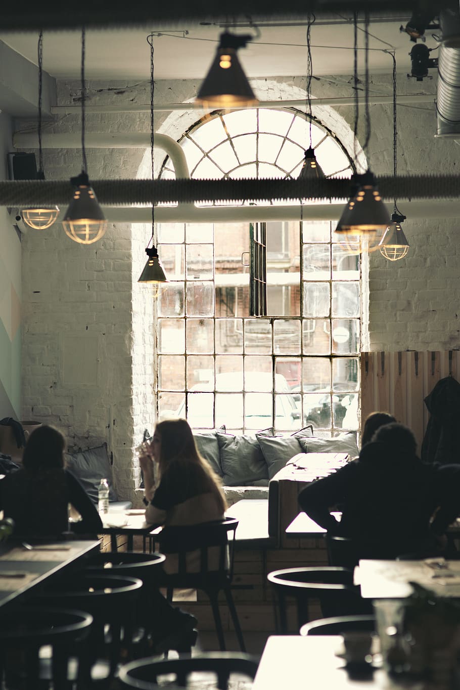 Vintage restaurant, conversation, decor, interior, lamps, people HD wallpaper