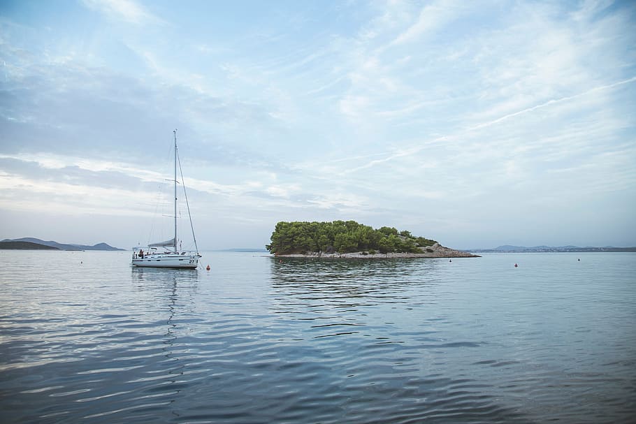 white sailboat near islet during daytime, sea, horizon, island, HD wallpaper