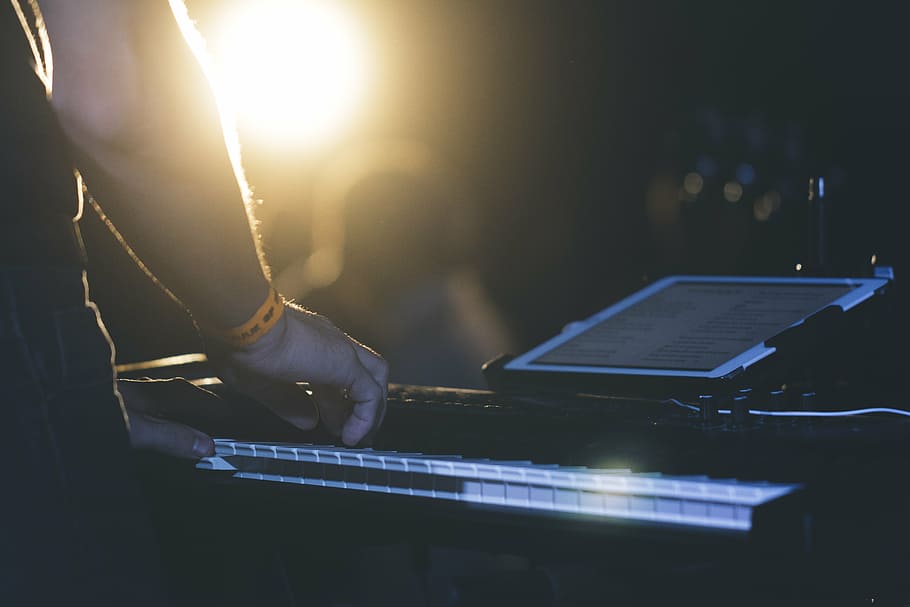 person playing electronic keyboard, gadget, glare, hands, man HD wallpaper