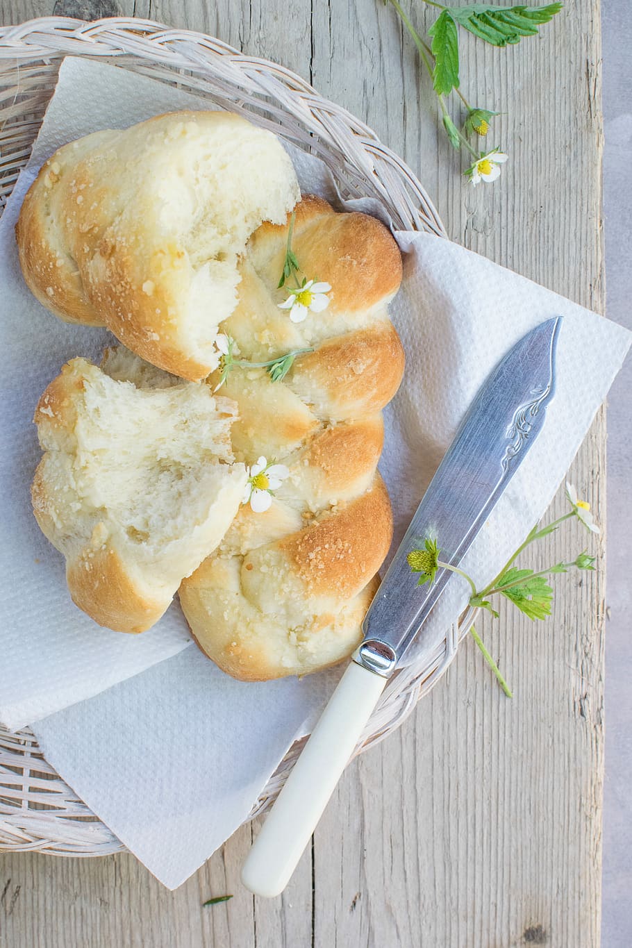 cooked bread on wicker plate on table, baked bread on white wicker tray HD wallpaper