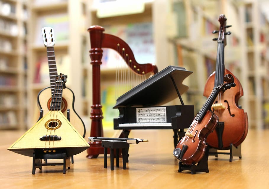 macro shot photography of assorted music instruments miniature