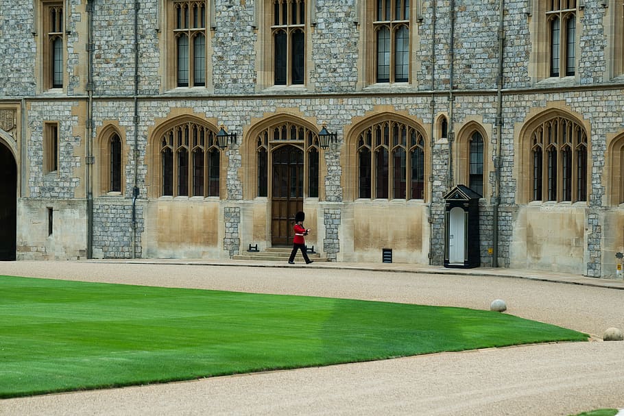 royal guard walking beside concrete building, royal guard beside building HD wallpaper