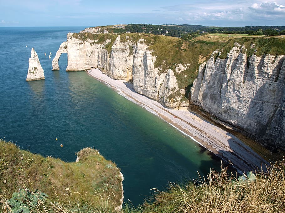 gray canyon near body of water during daytime, cliffs, white cliffs HD wallpaper