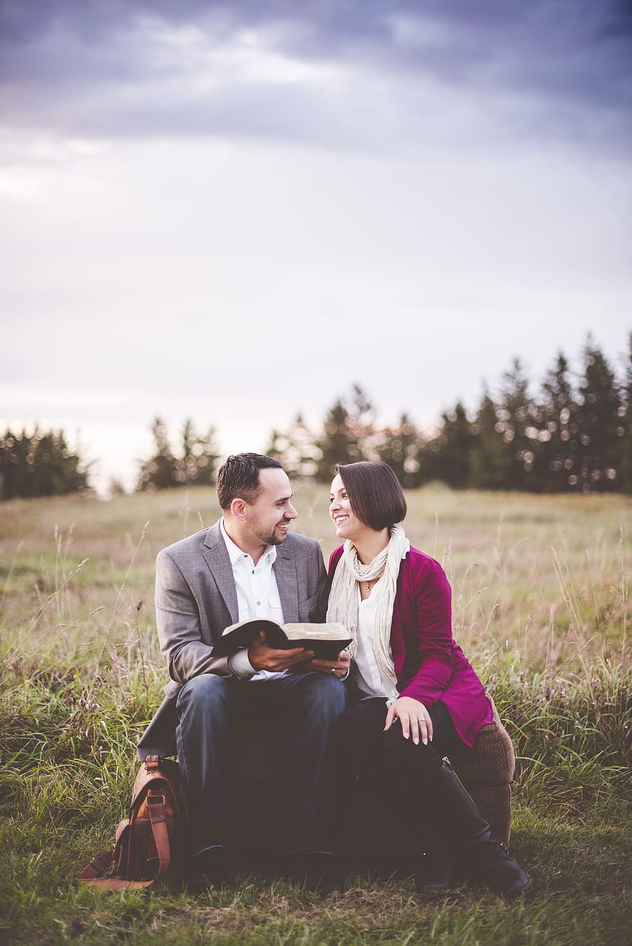 man and woman sitting on grass under blue and white sky, affection HD wallpaper