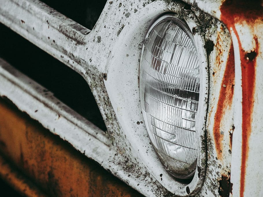 closeup photo of car headlight, closeup photo of white and brown vehicle HD wallpaper