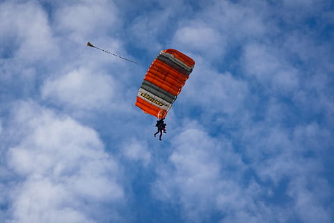 tandem jump, parachute, clouds, cloud formtion, flying, extreme Sports HD wallpaper