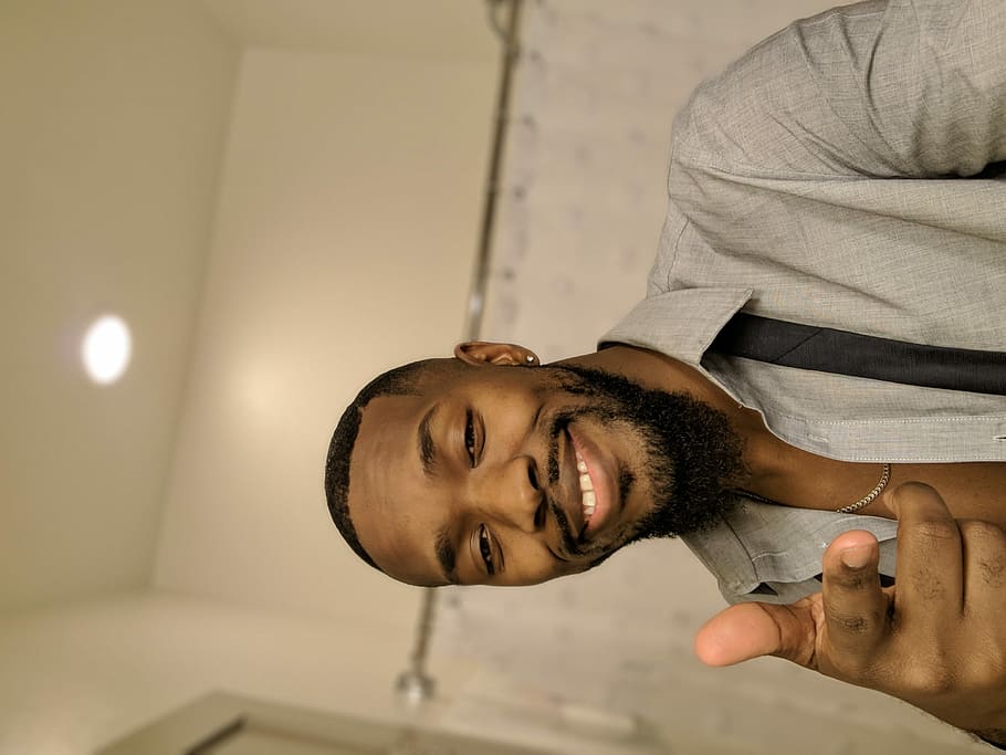 man wearing gray shirt with pointing his right index finger towards the direction of the camera HD wallpaper