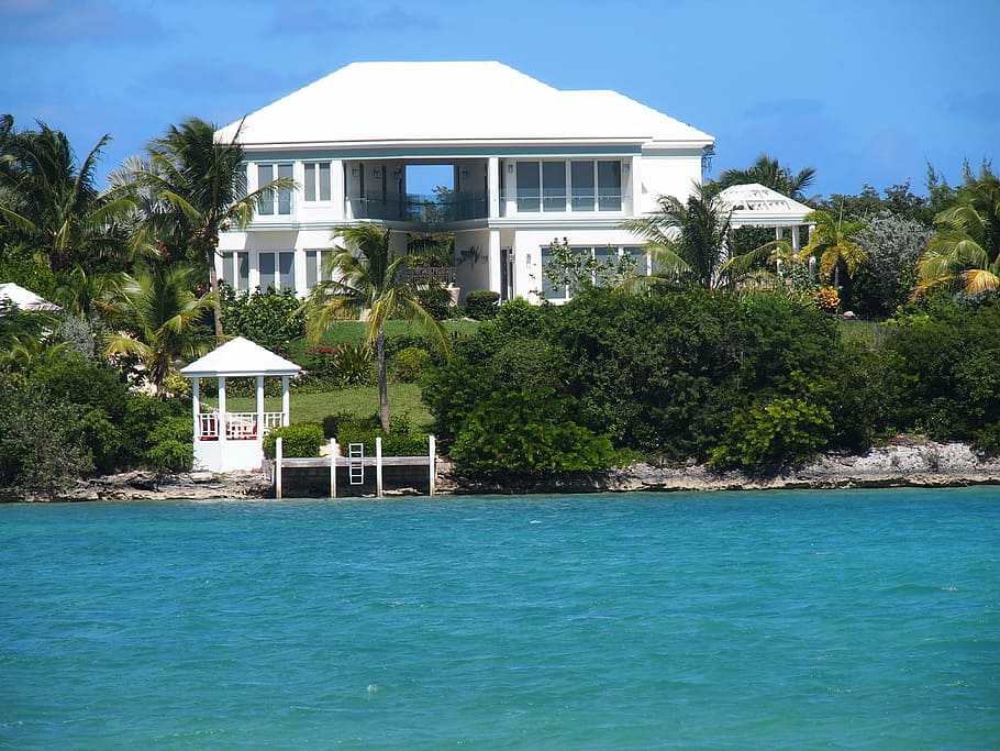 white house near shore beside body of water, beach house, ocean, HD wallpaper