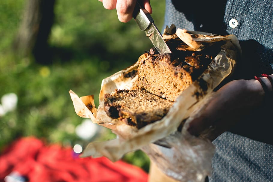 Man cuts banana bread, cake, dessert, hands, outside, picnic HD wallpaper