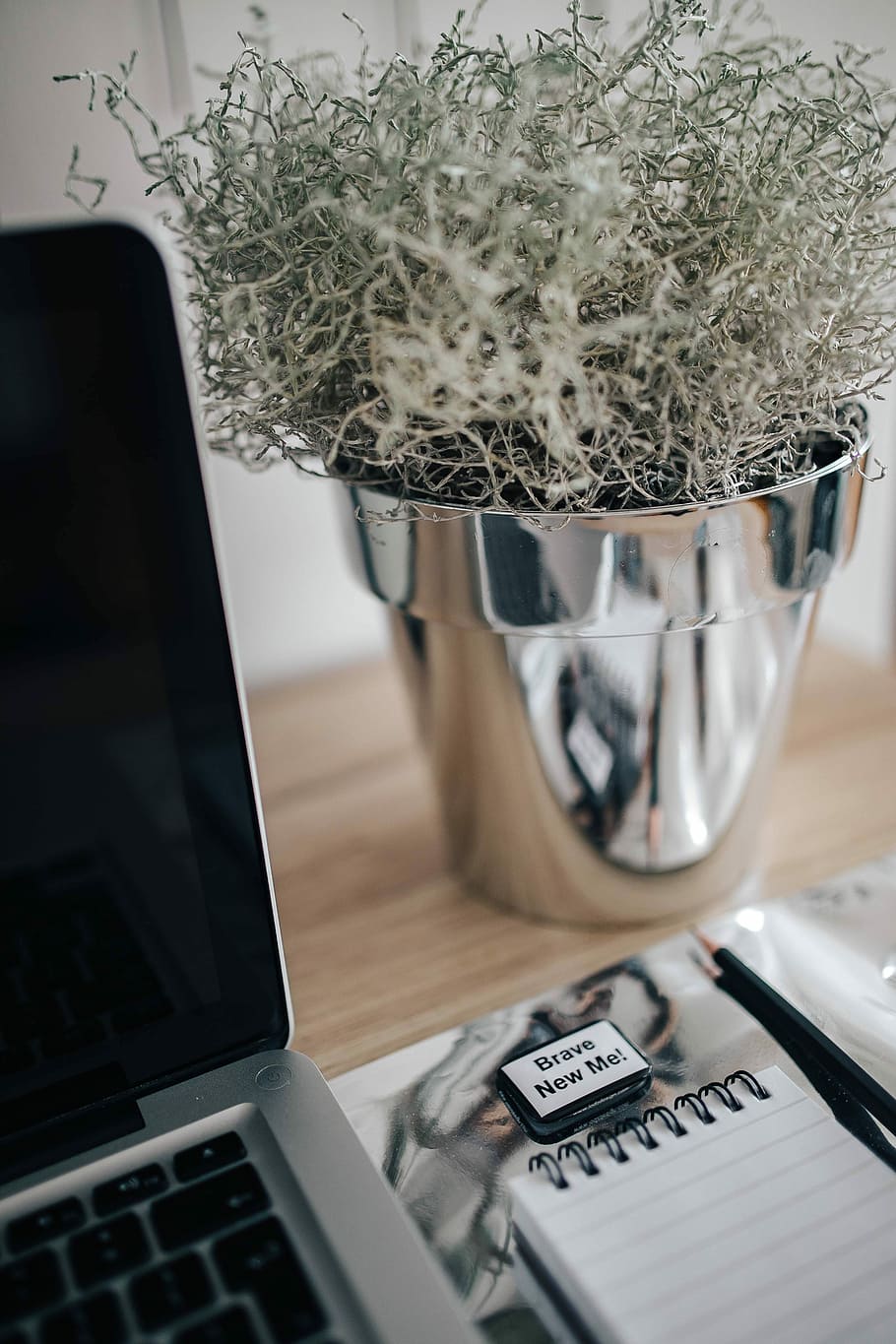 MacBook Pro with headphones on a wooden desk, Apple, computer HD wallpaper