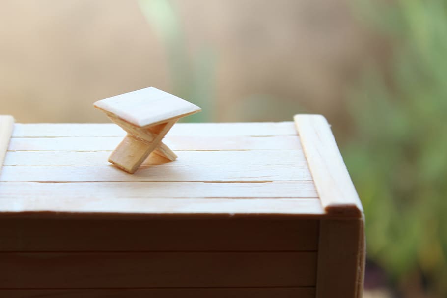 miniature brown wooden table, crafts, wood - Material, focus on foreground HD wallpaper