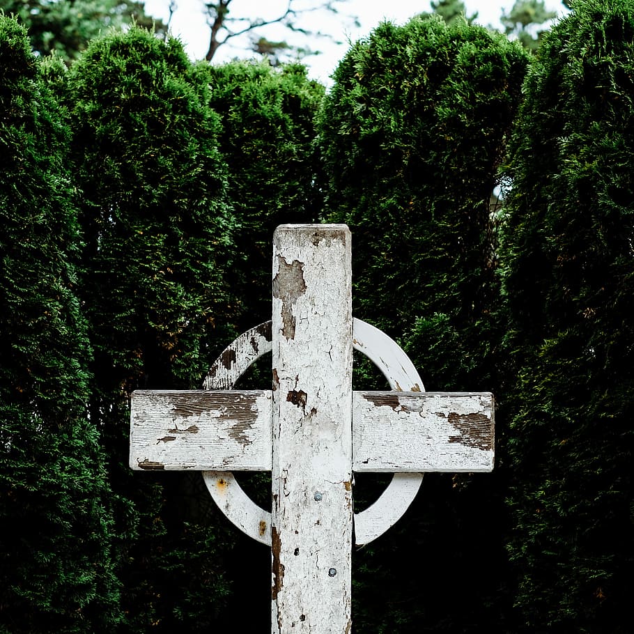 Near cross. Крест Кельтский на кладбище. Кельтский крест на церкви. Кельтский крест фото. Кельтский крест на рабочий стол.