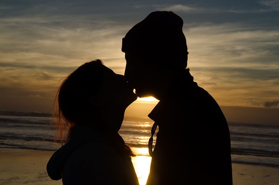 https://c1.wallpaperflare.com/preview/8/991/820/sunset-kiss-love-woman.jpg