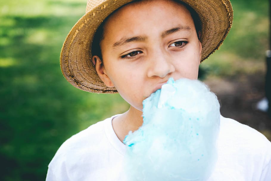 person eating blue cotton candy, girl eating cotton candy, boy HD wallpaper