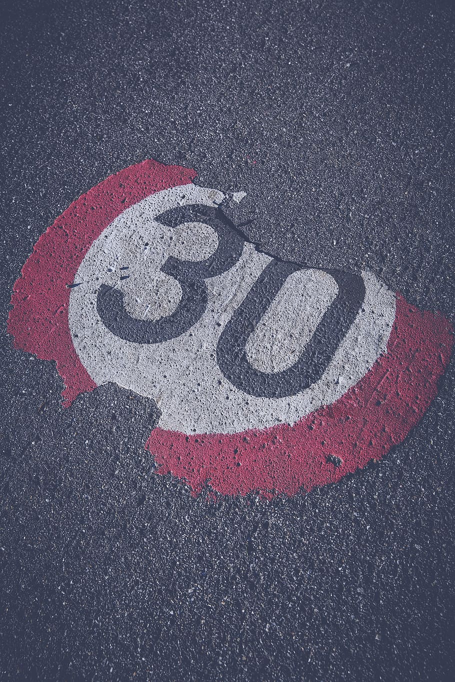 30 speed limit paint on road, thirty, shield, mark, zone 30, speed limitation, HD wallpaper