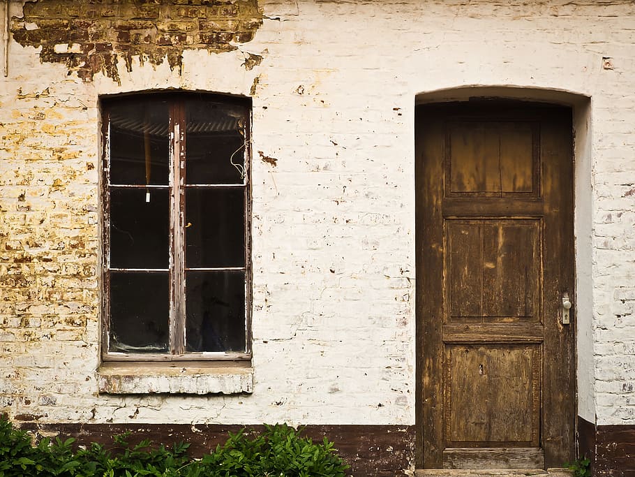 photograph of house with closed door and window, backyard, old HD wallpaper