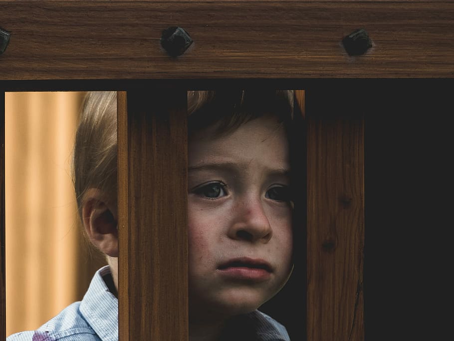 Hiding, boy in front of brown wooden frame, bpy, child, face HD wallpaper