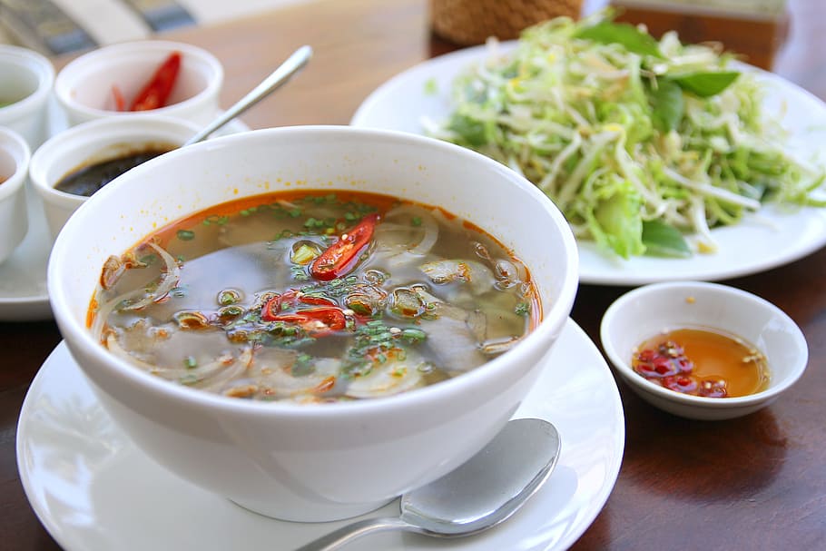 bowl of soups on saucer, rice, vermicelli, noodle, beef, food HD wallpaper