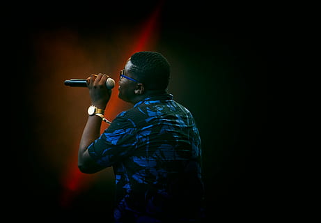 man holding microphone, man holding black microphone, vocalist HD wallpaper