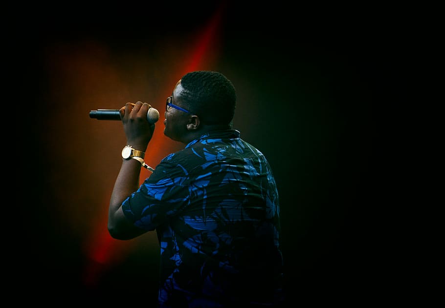 man holding microphone, man holding black microphone, vocalist HD wallpaper