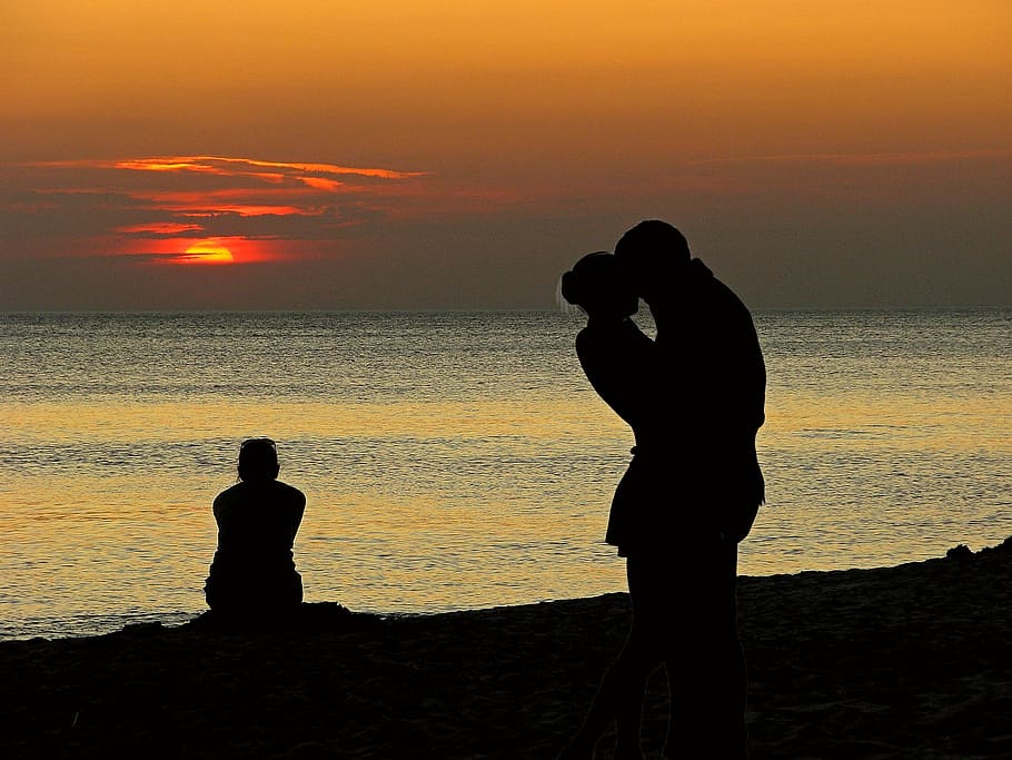 sea, dawn, sky, sunset, backlit, beach, coast, couple, dusk, love HD wallpaper