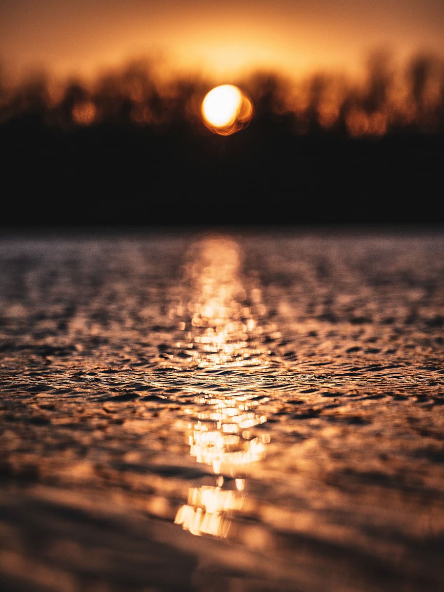 depth of field of body of water during golden hour, tilt-screen photography of body of water across sunset sky HD wallpaper