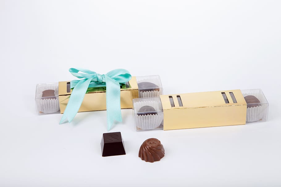 confetti, chocolate, packaging, studio shot, white background HD wallpaper