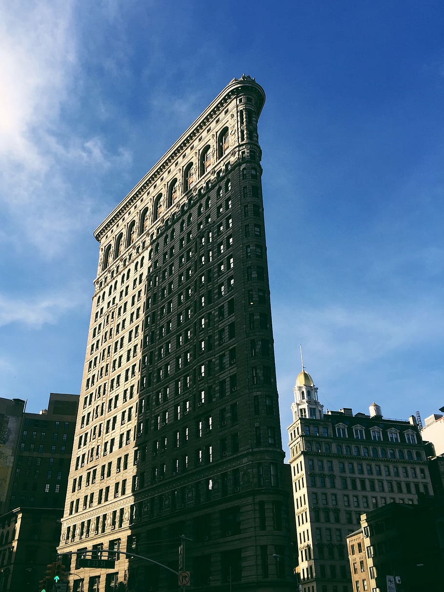 gray concrete building under blue sky during daytime, architecture HD wallpaper
