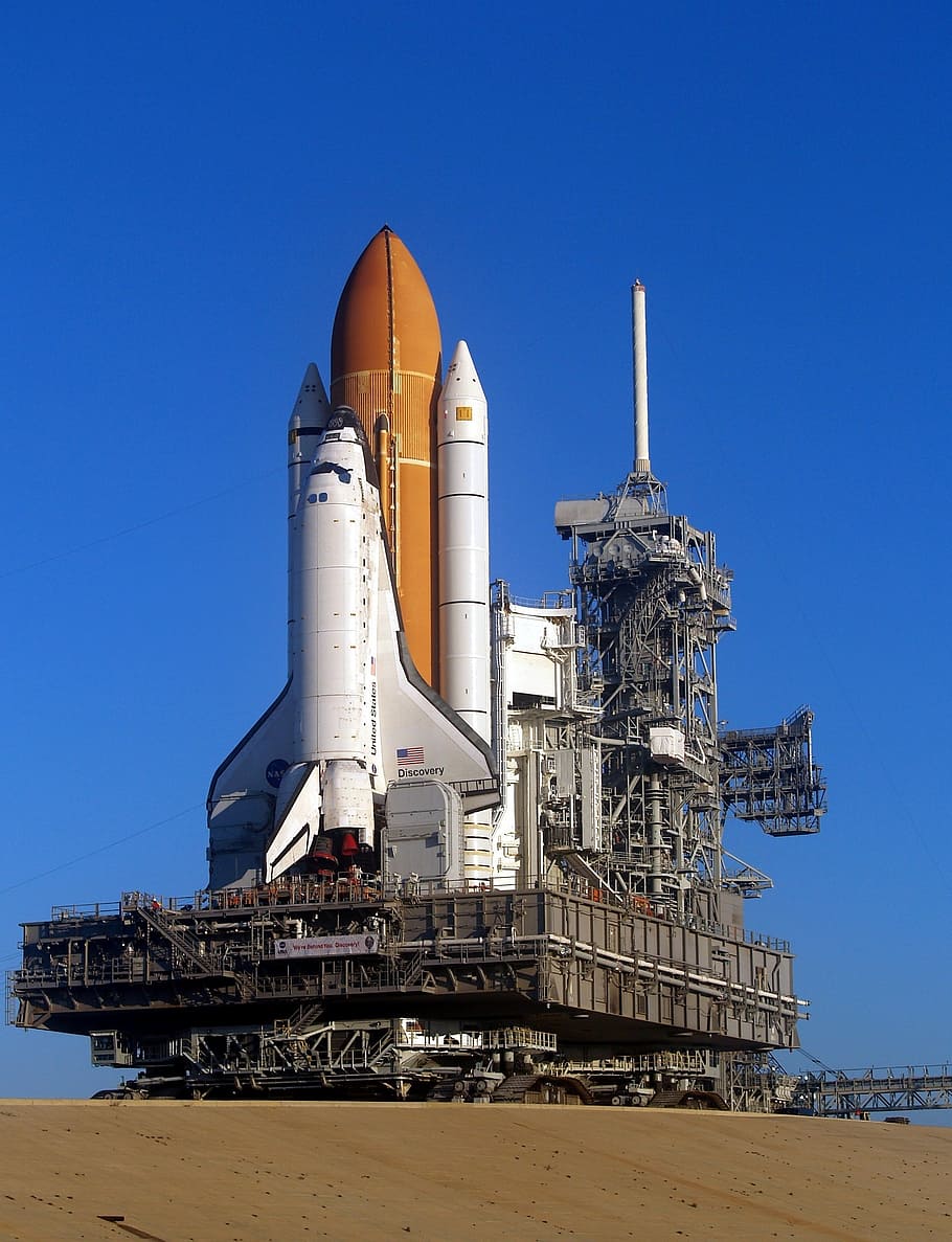 white and brown space shuttle at bay during daytim e, discovery space shuttle
