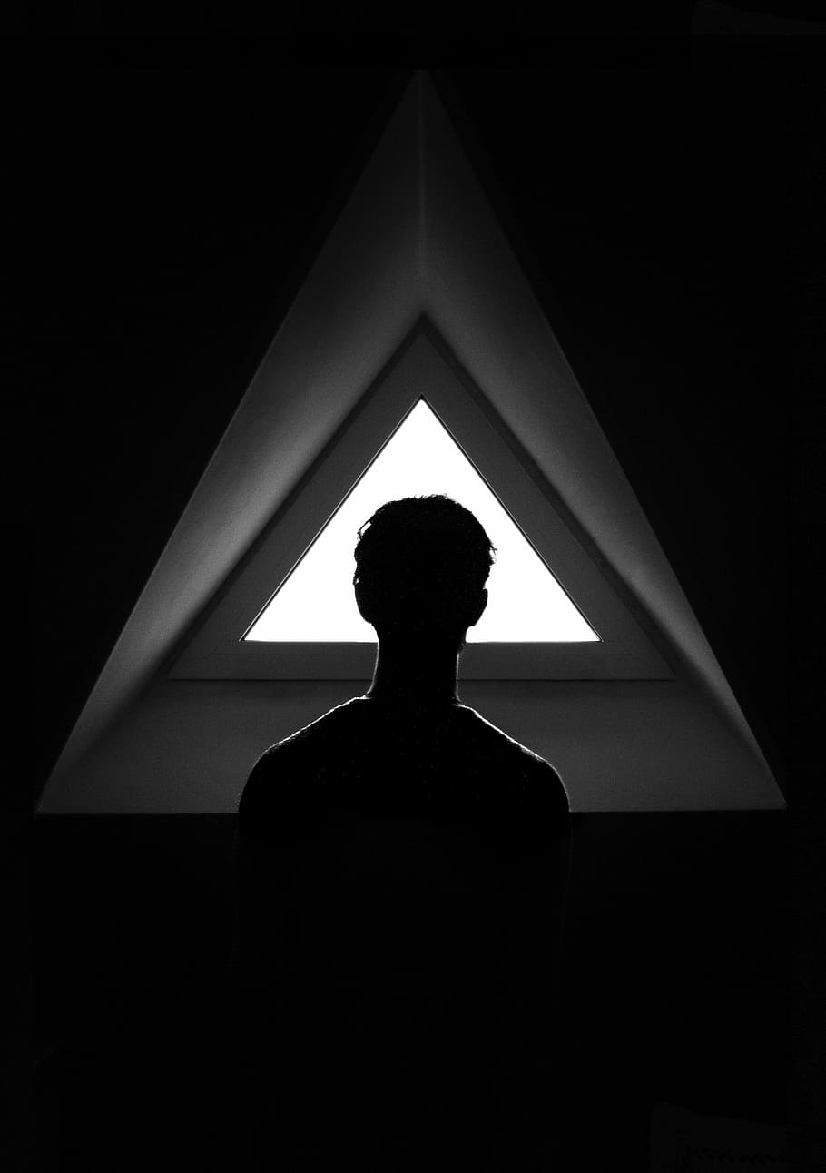 Immensité calculée, perception erronée, grayscale photo of man looking at triangle window