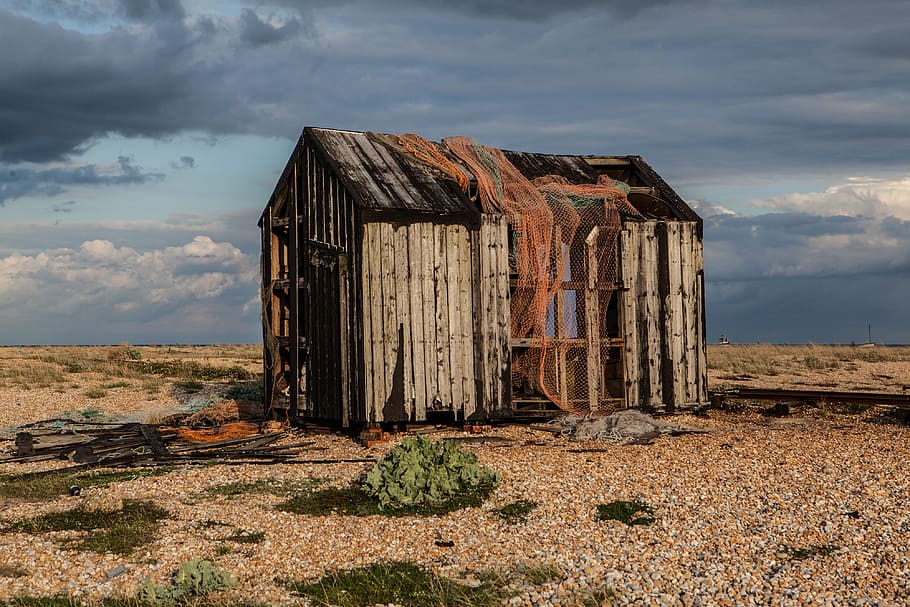 An abandoned old shack sits on the coast of Dungeness in Kent, England, HD wallpaper