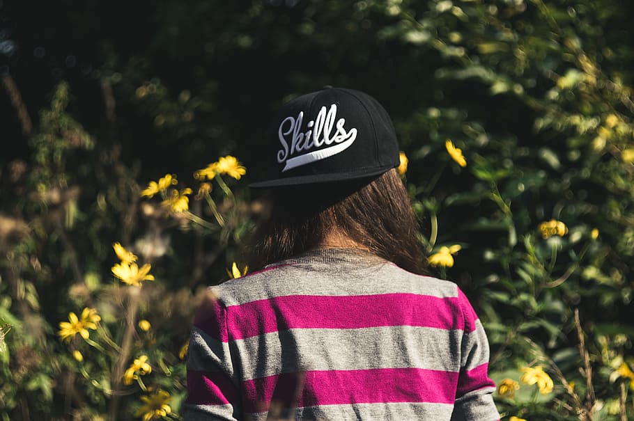 Woman in Gray and Pink Longsleeve Shirt Wearing Black Skill Printed Cap HD wallpaper
