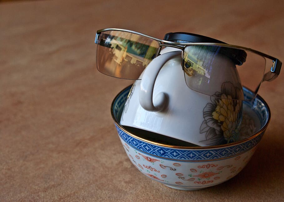 close photo of sunglasses on white ceramic tea cup, hint, image HD wallpaper
