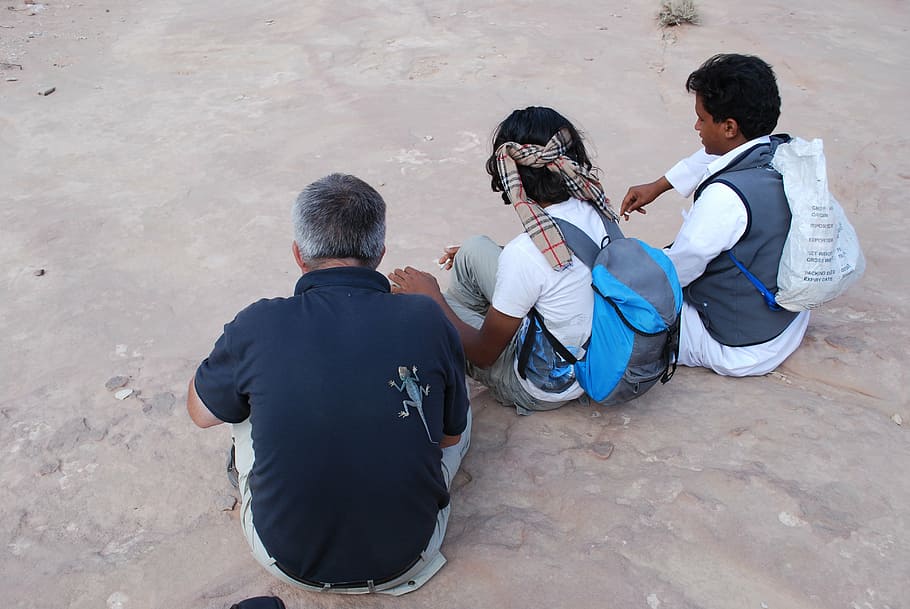 jordan, group, lizard, wait, human, male, resting, sitting on the floor HD wallpaper
