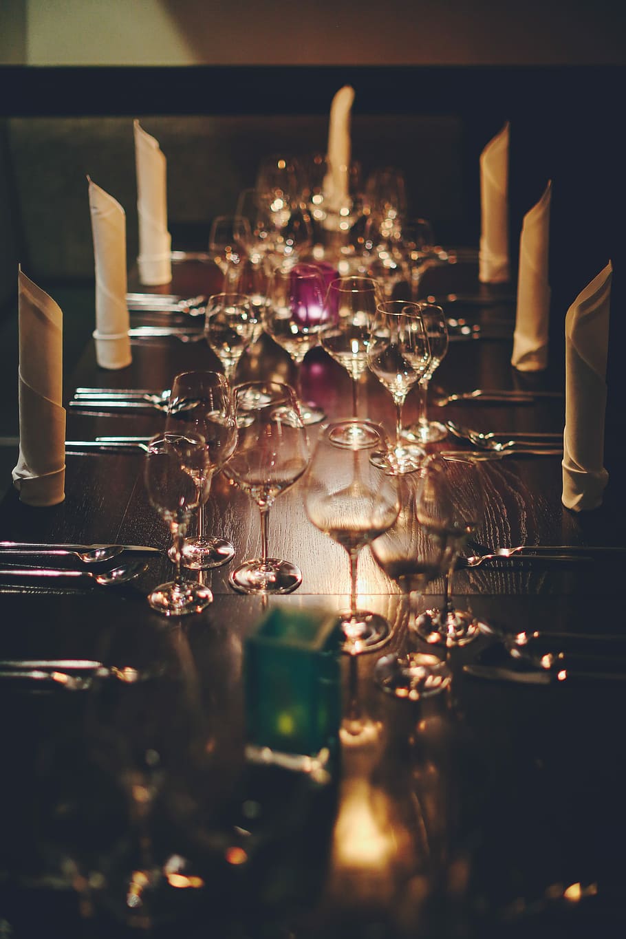 wine glasses on top of table, wine glasses on table, dinner, dim HD wallpaper